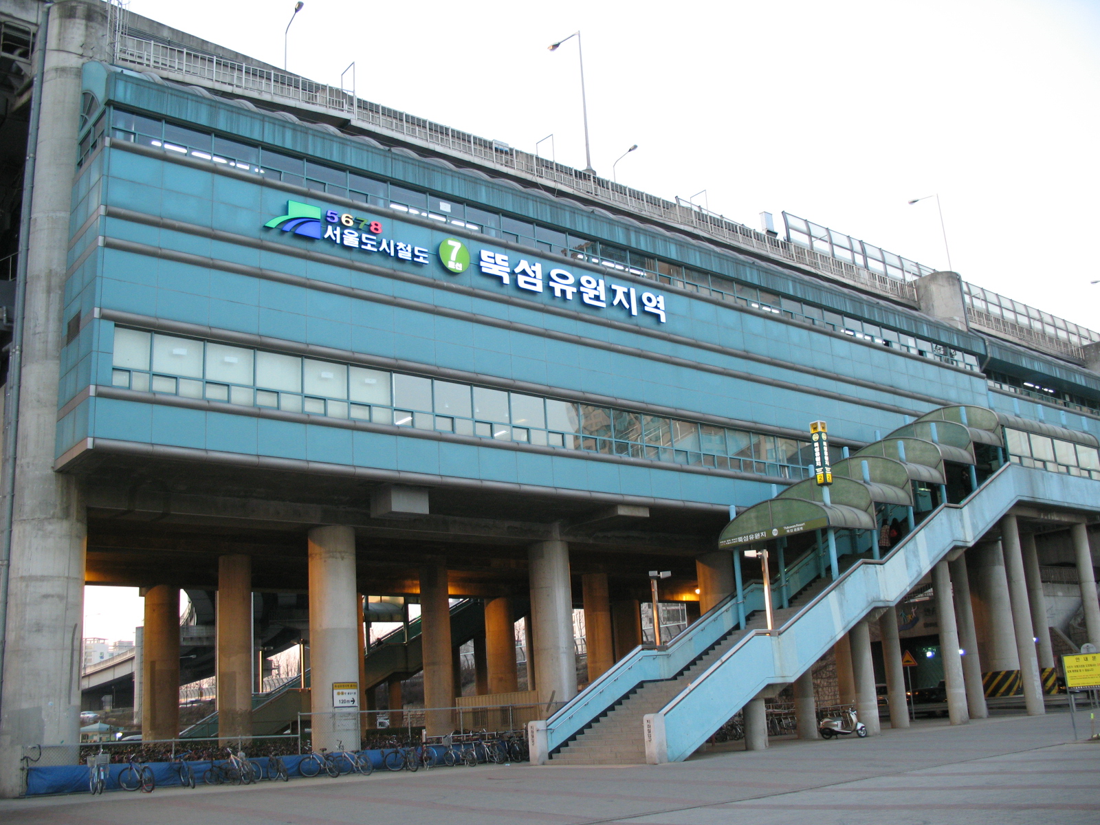 뚝섬유원지역 시절 2번출구(2007년)